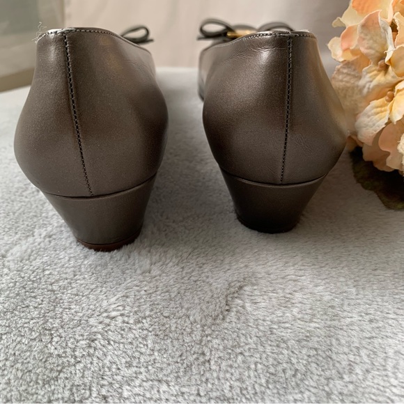 Ferragamo Vara Bow Pump - Picture 7 of 8